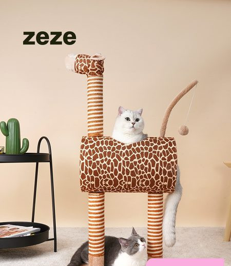 Mačka drvena penjalica sa grebalicom i lopticom u obliku žirafe