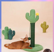 Zgarietor pentru pisici cu o minge de jucarie