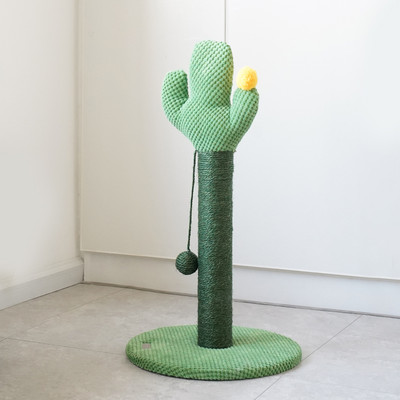 Zgarietor pentru pisici cu o minge de jucarie