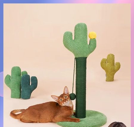 Zgarietor pentru pisici cu o minge de jucarie