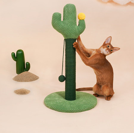 Zgarietor pentru pisici cu o minge de jucarie