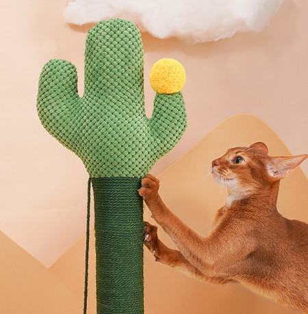 Zgarietor pentru pisici cu o minge de jucarie