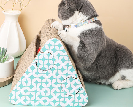 Mâzgălire triunghiulară cu hârtie ondulată pentru pisici