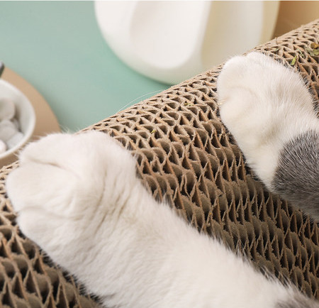 Mâzgălire triunghiulară cu hârtie ondulată pentru pisici