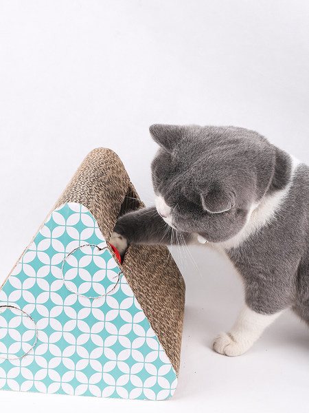 Mâzgălire triunghiulară cu hârtie ondulată pentru pisici