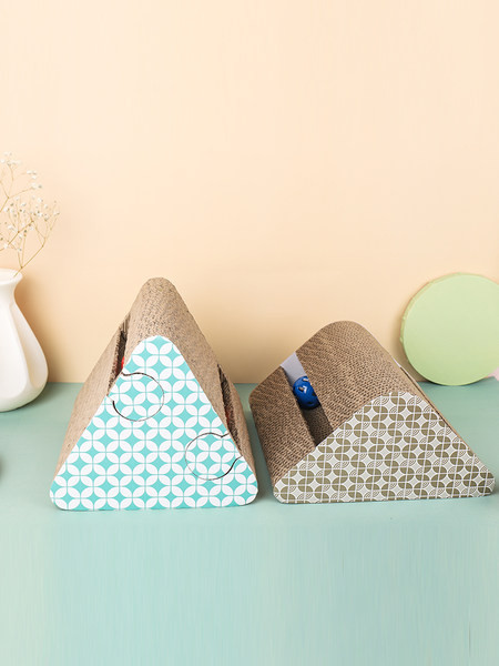 Mâzgălire triunghiulară cu hârtie ondulată pentru pisici