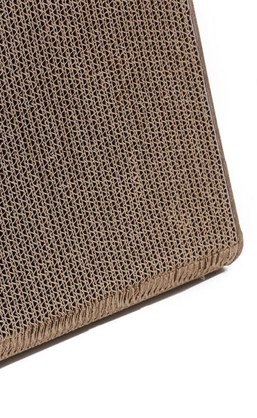 Σπίτι γάτας και ξύστρα ξύλου και κυματοειδές χαρτί