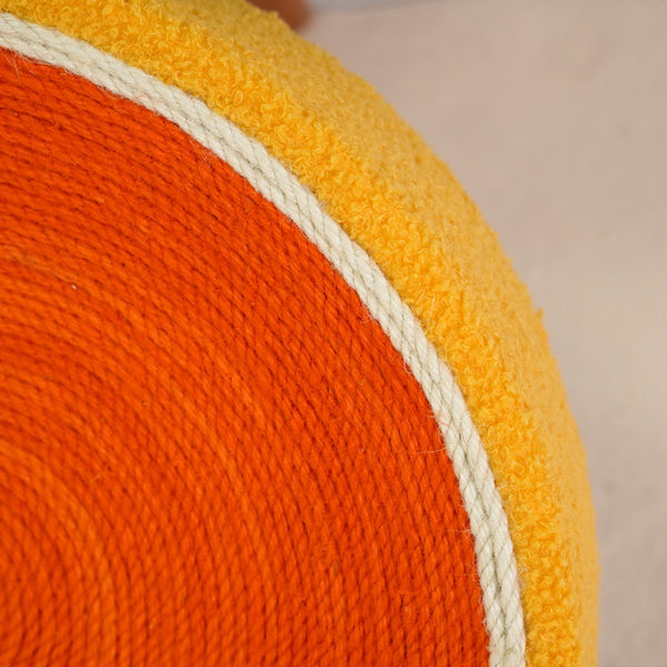 Mitmes värvitoonis ümmargune kraabits kassidele