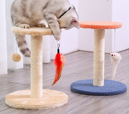 Vertikalna drvena penjalica sa grebalom za mačke
