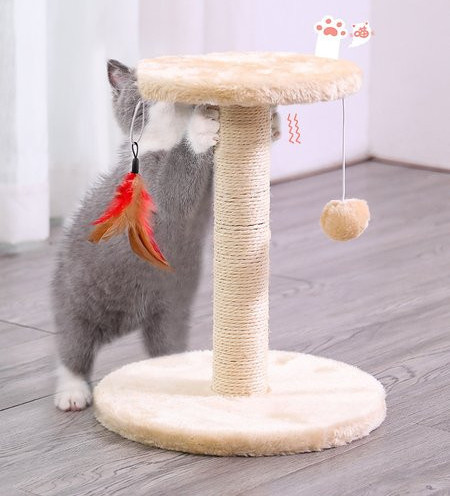 Vertikalna drvena penjalica sa grebalom za mačke