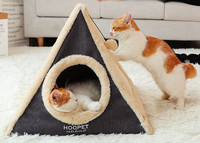 Σκηνή σπιτιών γάτας με μπάλα παιχνιδιού και σκαρίφημα