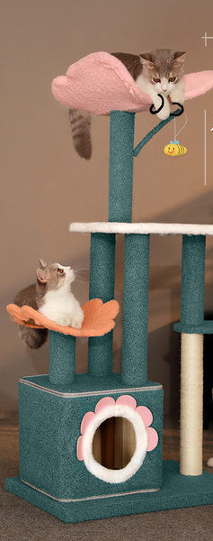 Vertikalna penjalica s grebalicom i krevetom za mačke