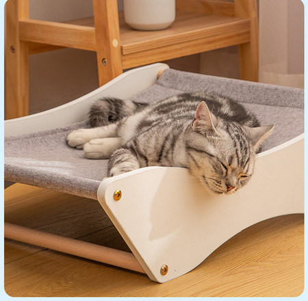 Pat pentru pisici cu zgarietoare