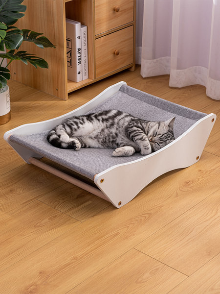 Pat pentru pisici cu zgarietoare