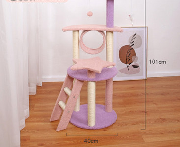 Alpinist pisică cu mâzgăli și mingi de joacă