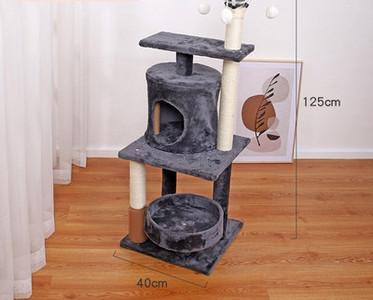 Alpinist pisică cu mâzgăli și mingi de joacă