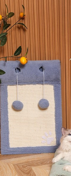 Sisaliga puitlaud küünte teritamiseks ja pompoonide mängimiseks