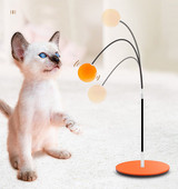 Kaķa rotaļlieta kā nūja ar bumbu