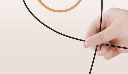 Kaķa rotaļlieta kā nūja ar bumbu