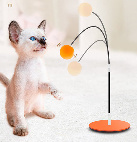 Kaķa rotaļlieta kā nūja ar bumbu