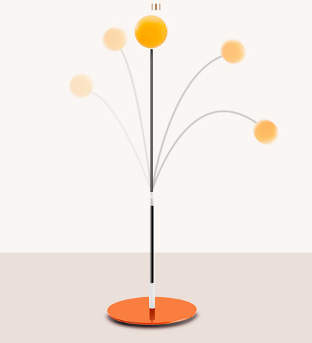 Kaķa rotaļlieta kā nūja ar bumbu