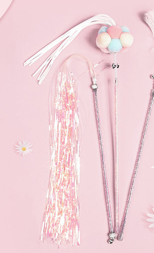 Kassi mängupulk sulgede ja metallist kaunistusega