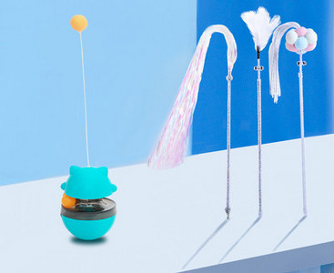 Kassi mängupulk sulgede ja metallist kaunistusega