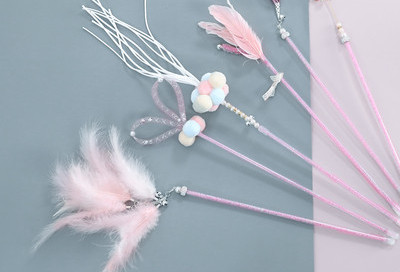 Kassi mängupulk sulgede ja metallist kaunistusega