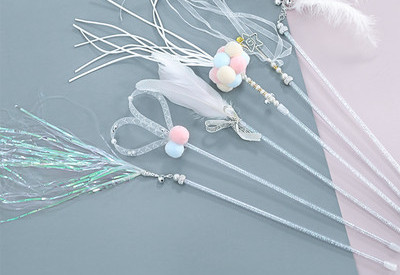 Kassi mängupulk sulgede ja metallist kaunistusega