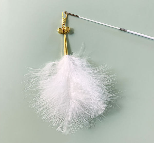 Mänguõng udusulgedega kassidele