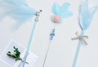 Igračka štap s perjem i metalnim elementima za mačke