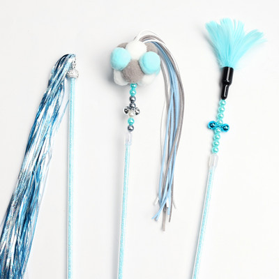 Igračka štap s perjem i metalnim elementima za mačke