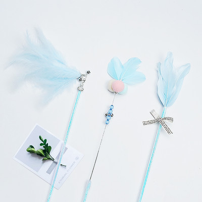 Igračka štap s perjem i metalnim elementima za mačke