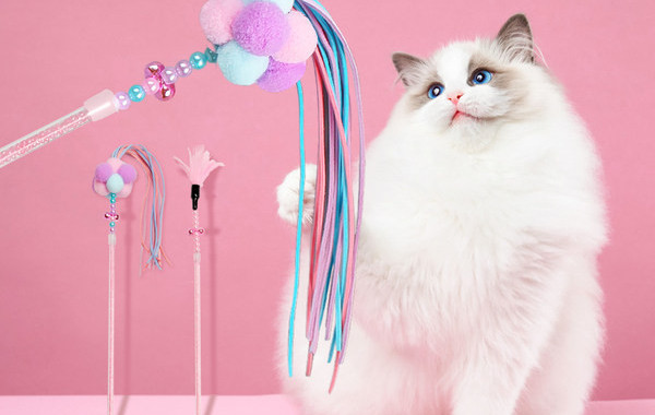 Igračka štap s perjem i metalnim elementima za mačke