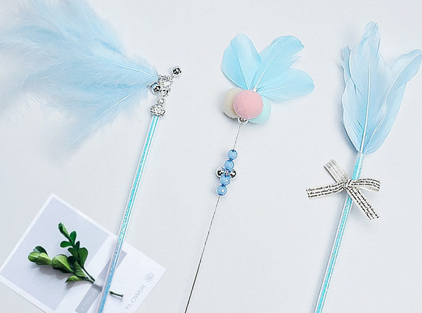 Igračka štap s perjem i metalnim elementima za mačke