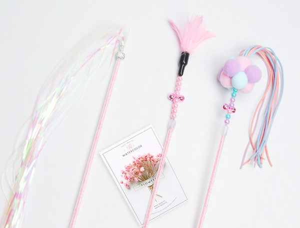 Igračka štap s perjem i metalnim elementima za mačke