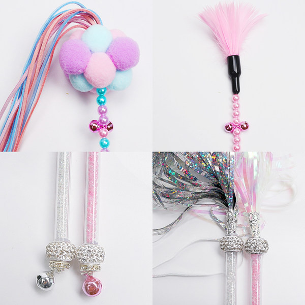 Igračka štap s perjem i metalnim elementima za mačke