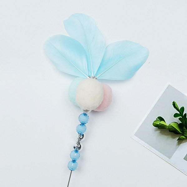 Igračka štap s perjem i metalnim elementima za mačke