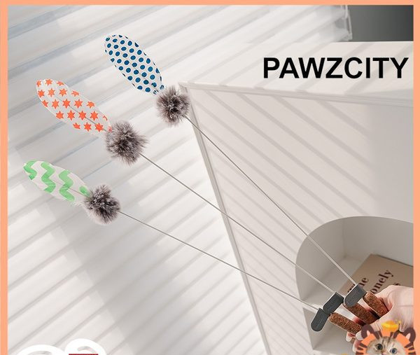 Jucărie distractivă pentru pisici cu pene și pompon