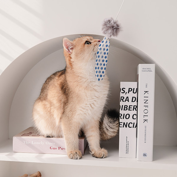 Jucărie distractivă pentru pisici cu pene și pompon