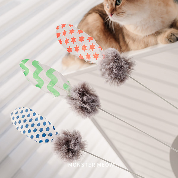 Jucărie distractivă pentru pisici cu pene și pompon