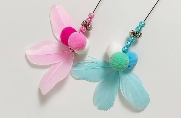 Igračka za mačke - štap s perjem i pomponima