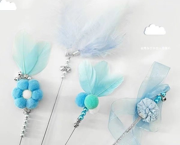 Igračka za mačke - štap s perjem i pomponima