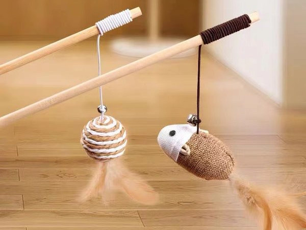 Undiță de pescuit jucărie din lemn pentru pisici