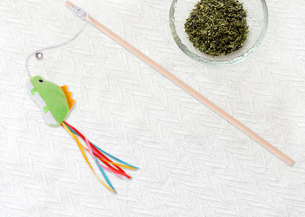 Jucărie pentru pisici pe undița de tip frânghie