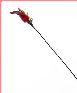 Kassi mänguasja suled kellukesega