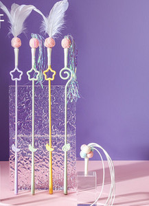 Jucărie distractivă pe un băț pentru o pisică