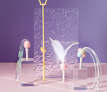 Jucărie distractivă pe un băț pentru o pisică