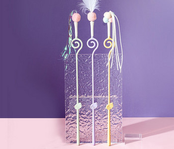 Jucărie distractivă pe un băț pentru o pisică