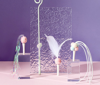 Jucărie distractivă pe un băț pentru o pisică